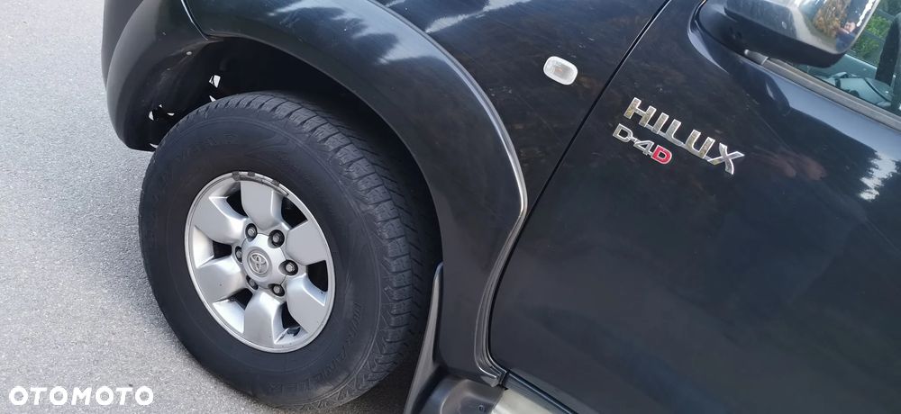 Toyota Hilux 2.5 D-4D DLX + - 11