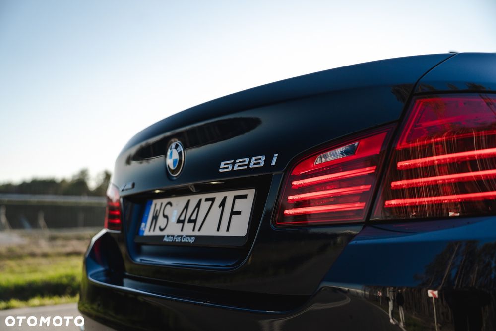 BMW Seria 5 528i xDrive Luxury Line - 8