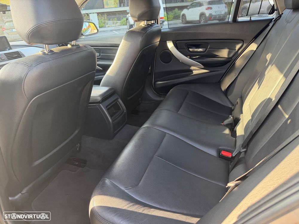 BMW 320 d Pack M - 13