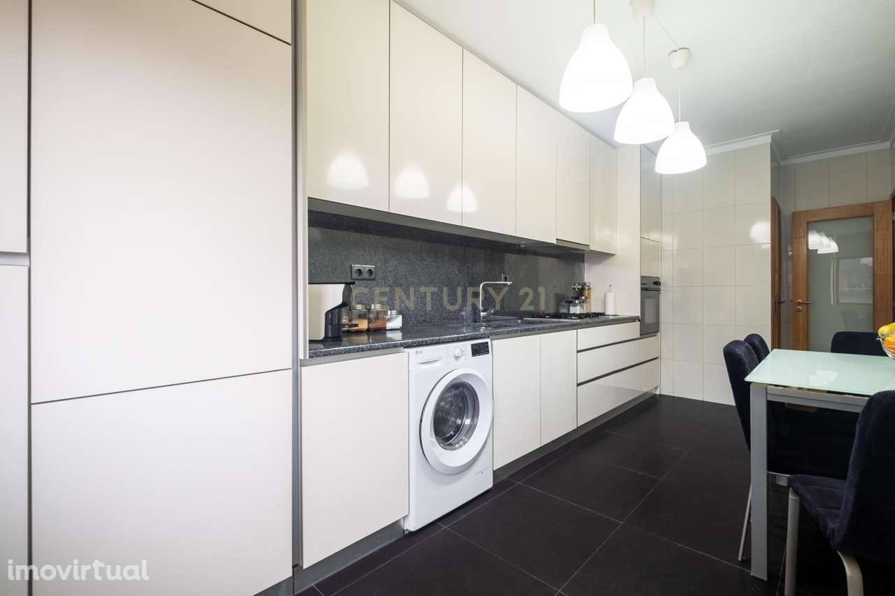 Apartamento T3 Renovado, com aquecimento central, varanda e lugar de g - Grande imagem: 4/31