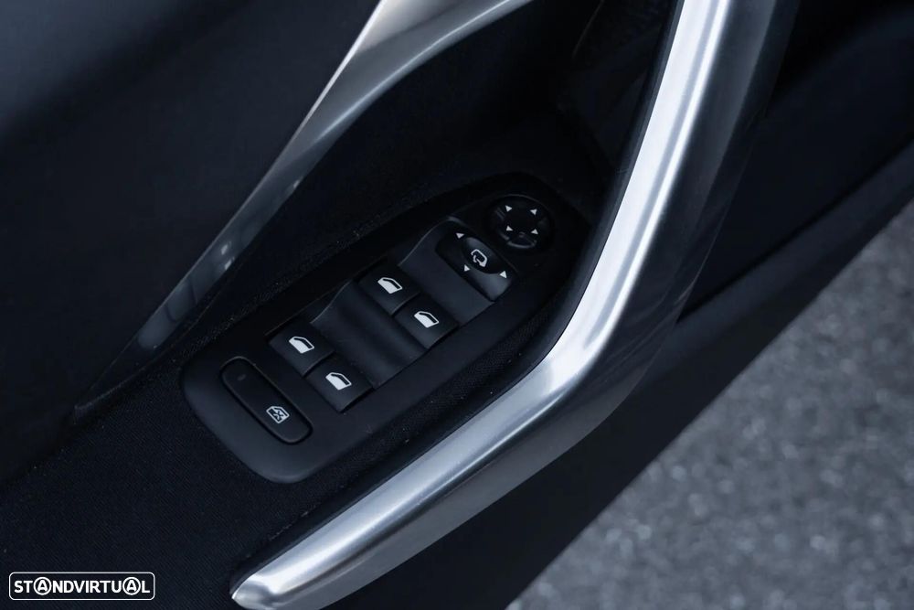 Peugeot 2008 1.2 PureTech Signature - 47