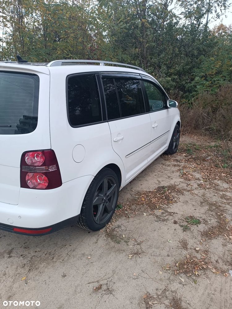 Volkswagen Touran 2008 photo 2