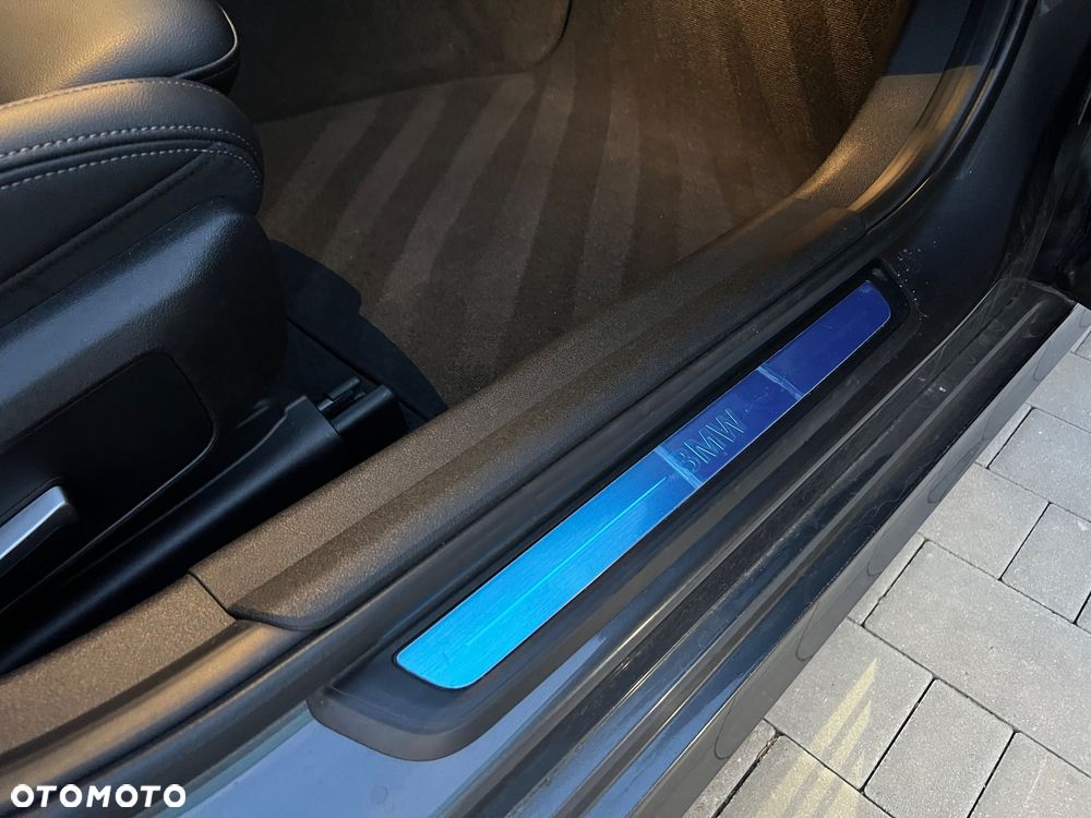 BMW Seria 3 330i M Sport - 10