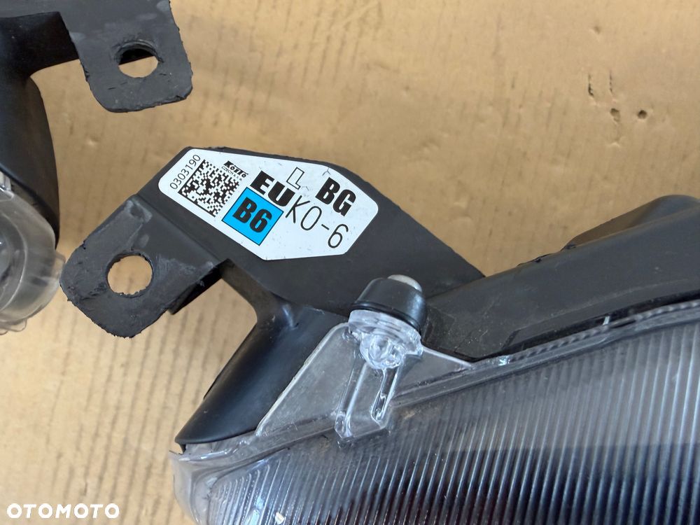 TOYOTA YARIS IV - LAMPA ZWYKŁA SOCZEWKA  PRAWA - 4