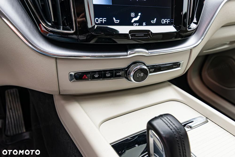 Volvo XC 60 B4 D AWD Momentum Pro - 21