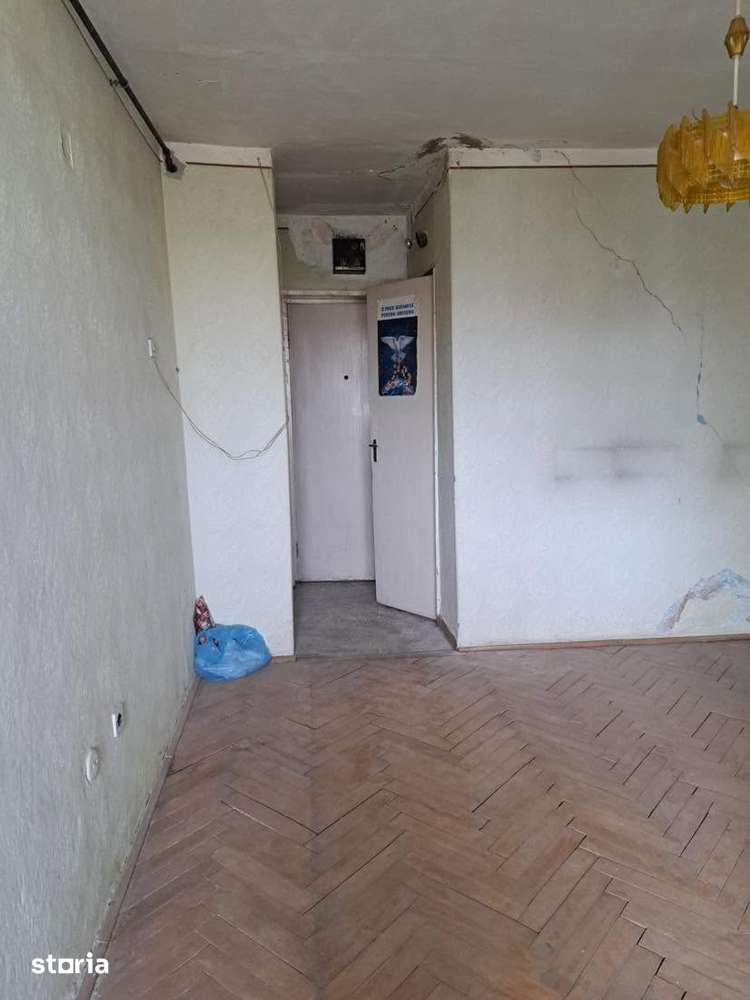Garsoniera Ostrovului , etaj 4 , necesita renovare — fotografia 2