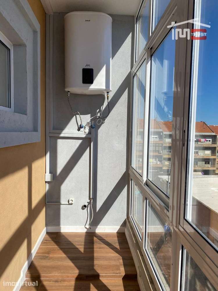 Apartamento T2 Totalmente Renovado, Coz. Equipada, Elevador, Zona C... - Grande imagem: 2/18