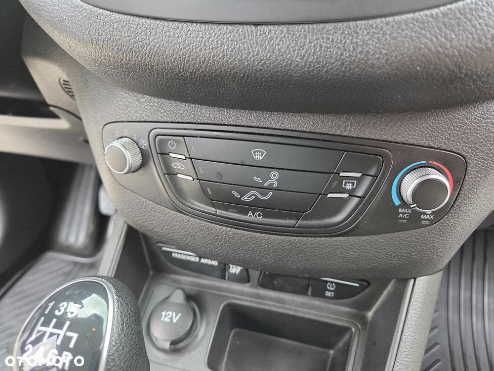Ford Transit Courier - 27