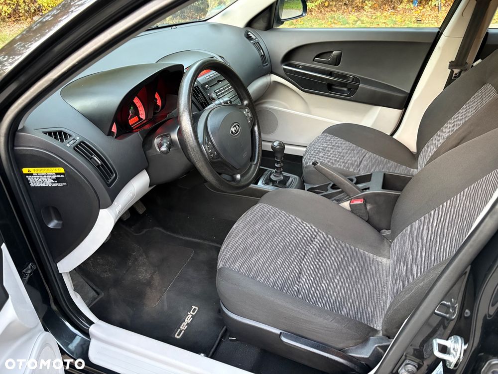 Kia Ceed - 16