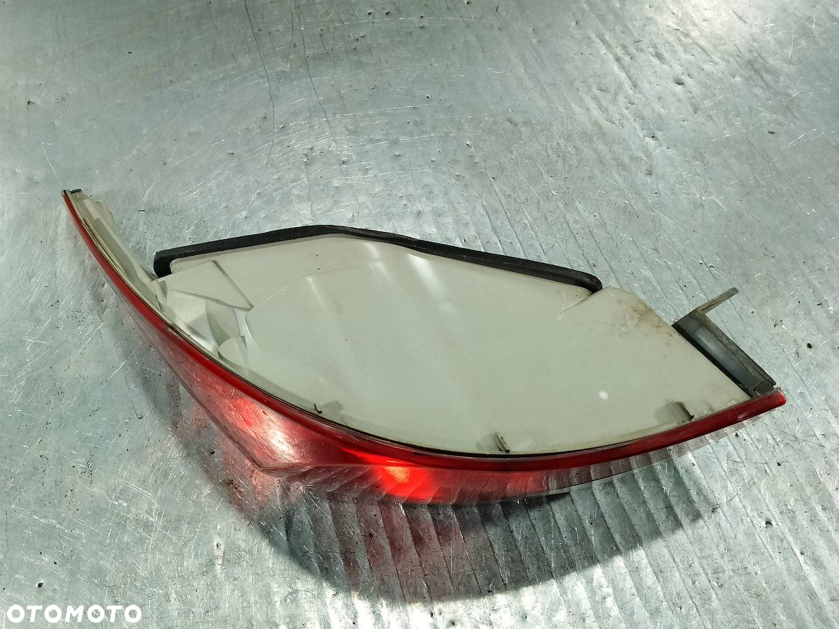 LAMPA TYLNA PRAWA HYUNDAI SONATA 92402-3Q SEDAN - 2