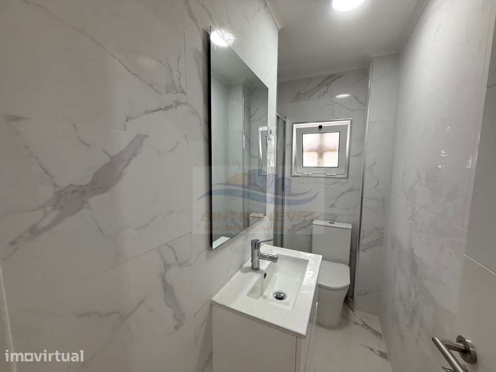 T2 Totalmente Remodelado com Quintal de 35m² | Pontinha - Grande imagem: 5/15