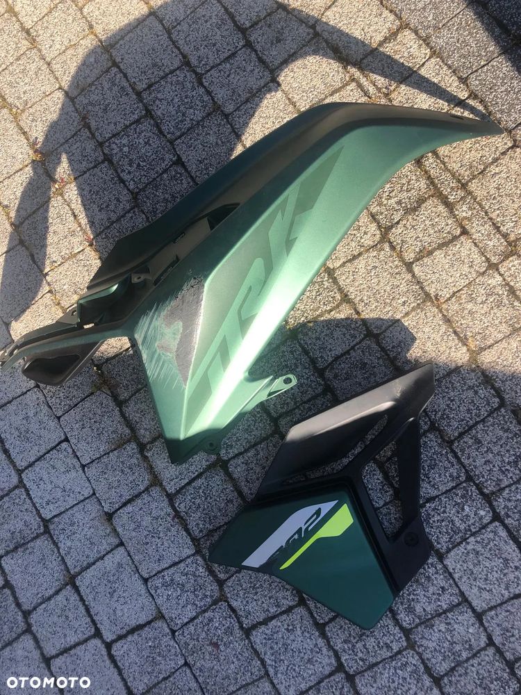 Benelli TRK 702 bok lampa osłona