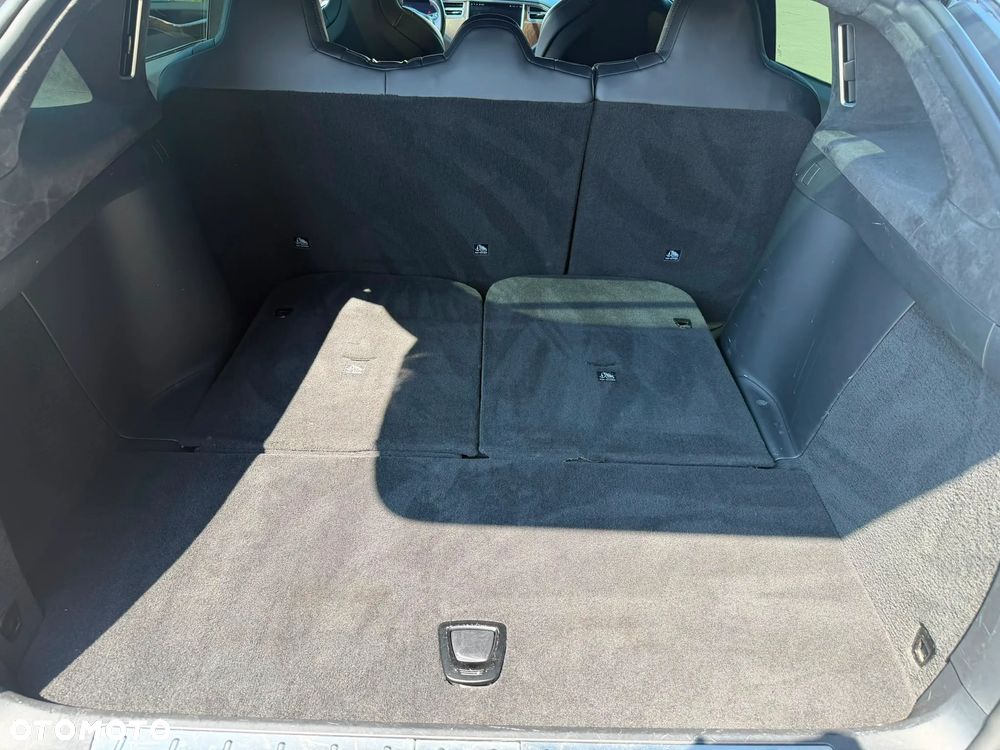 Tesla Model X - 16