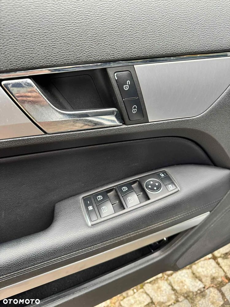 Mercedes-Benz Klasa E 220 CDI DPF Coupe BlueEFFICIENCY 7G-TRONIC Avantgarde - 16