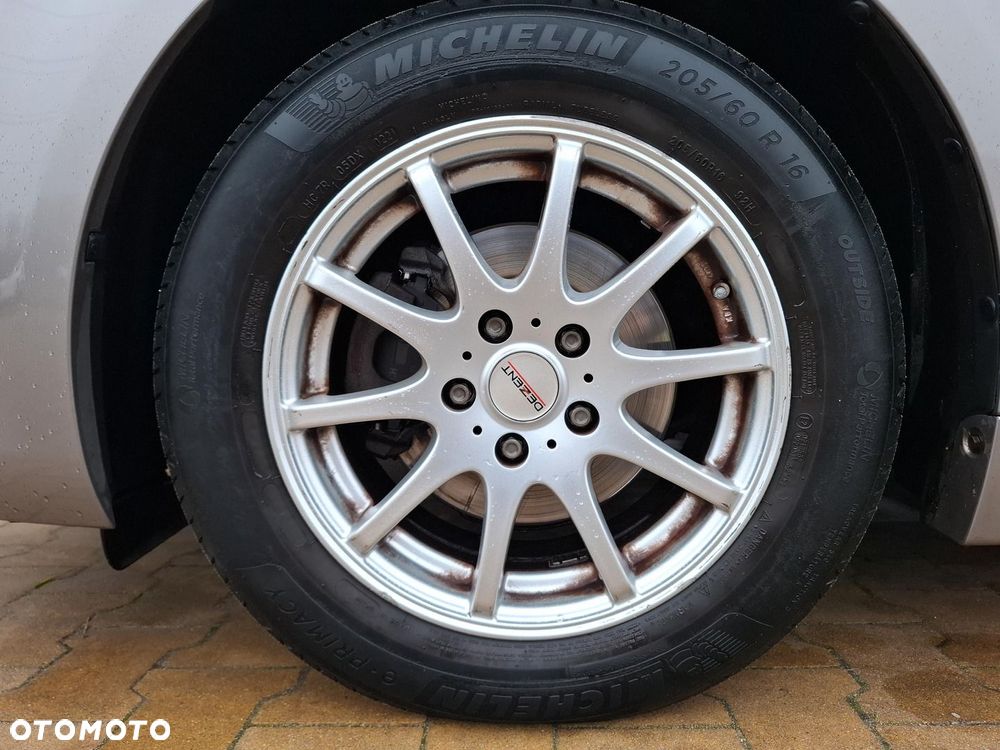 Toyota Avensis 1.6 Active - 20