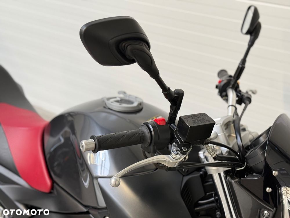 Suzuki GSR - 12