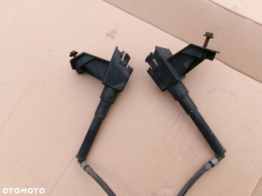 TOYOTA AVENSIS T27 12-15 SPRYSKIWACZ LAMPY PRAWY LEWY - 1