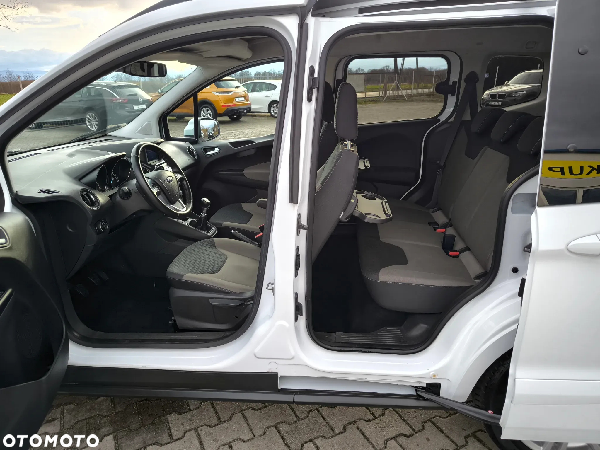 Ford Tourneo Courier 1.5 TDCi Titanium - 14