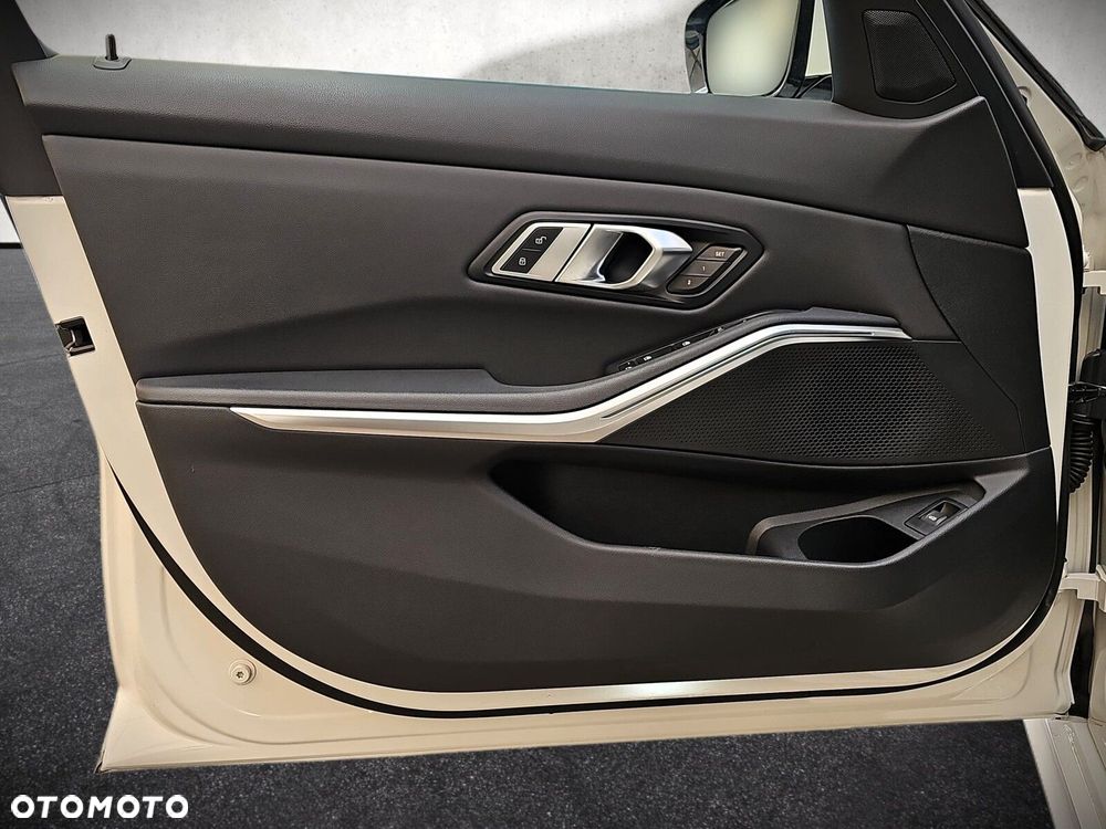 BMW Seria 3 320d xDrive Sport Line sport - 26