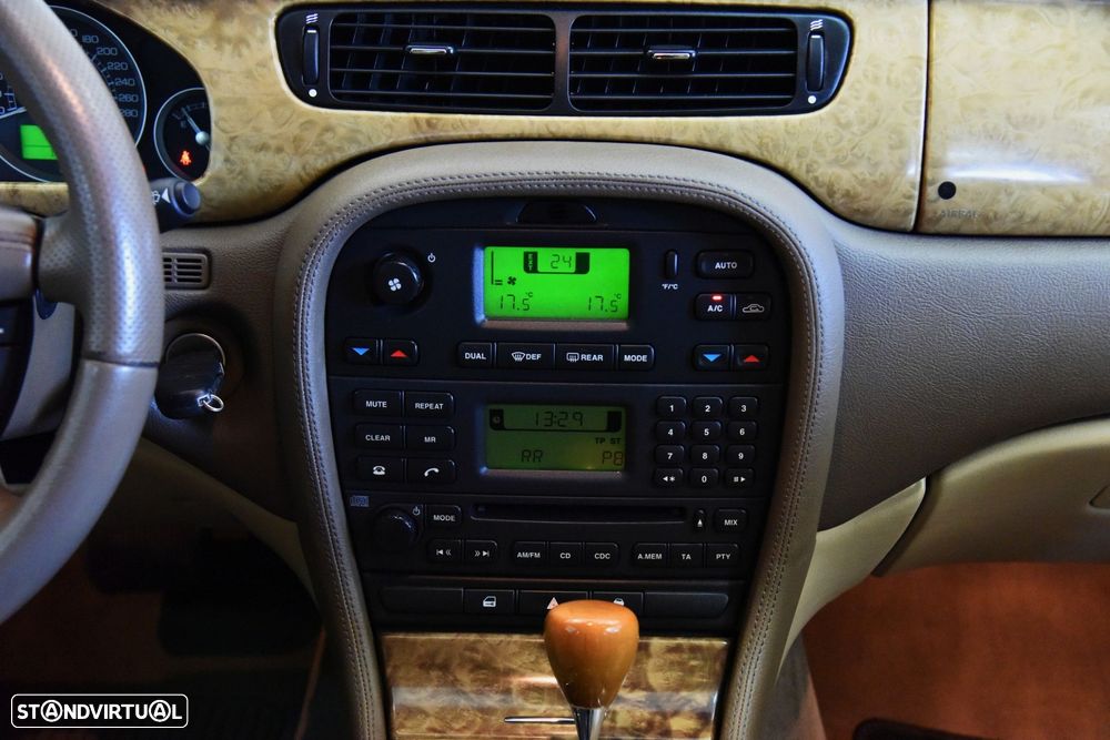 Jaguar S-Type 2.7 D V6 Executive Auto. - 24