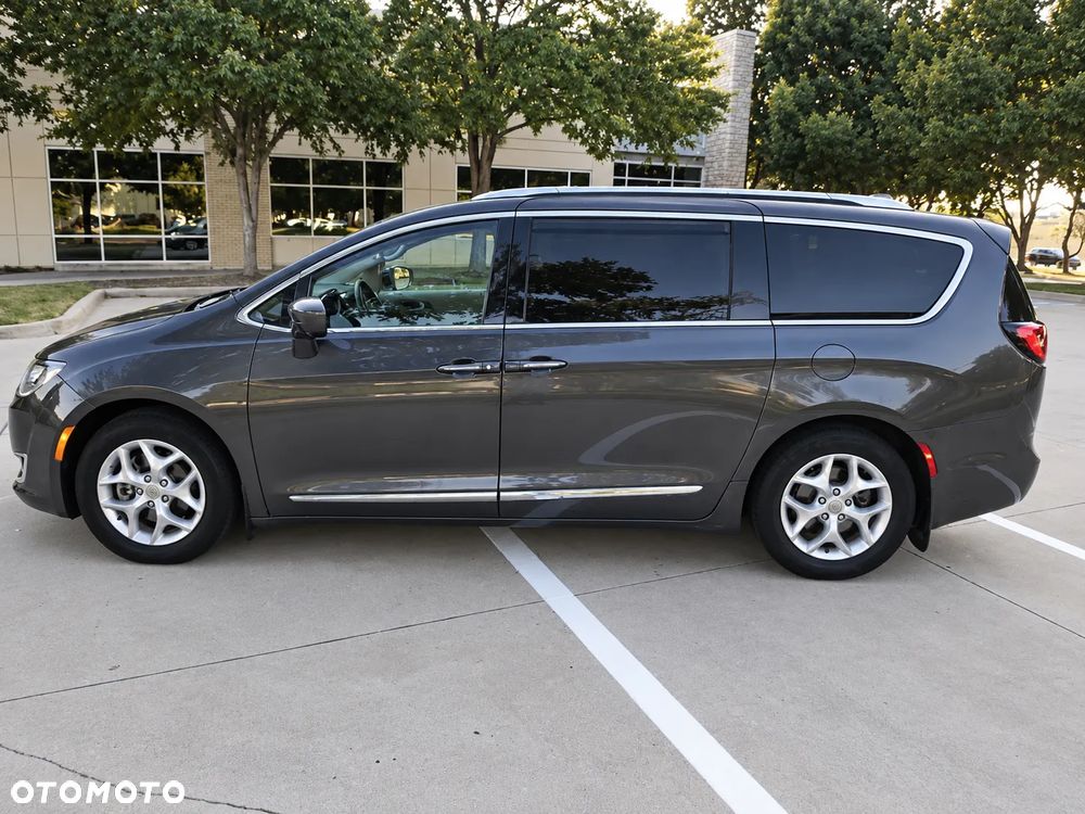 Chrysler Pacifica - 2