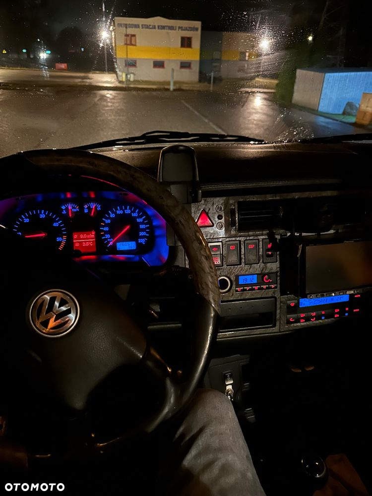 Volkswagen Caravelle - 31