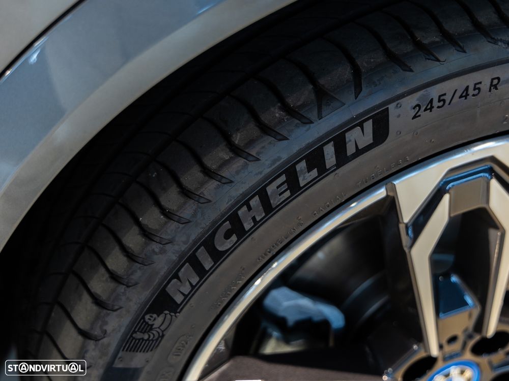 BMW iX2 eDrive20 Pack Desportivo M - 18