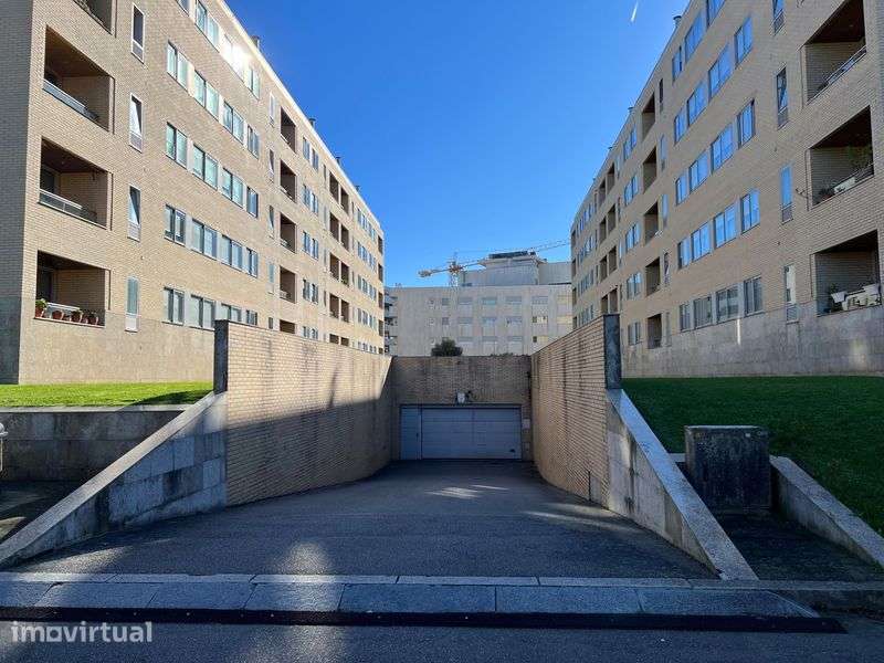Arrendamento de garagem na Rua Henrique Alves Costa, 192 Porto - Grande imagem: 2/2