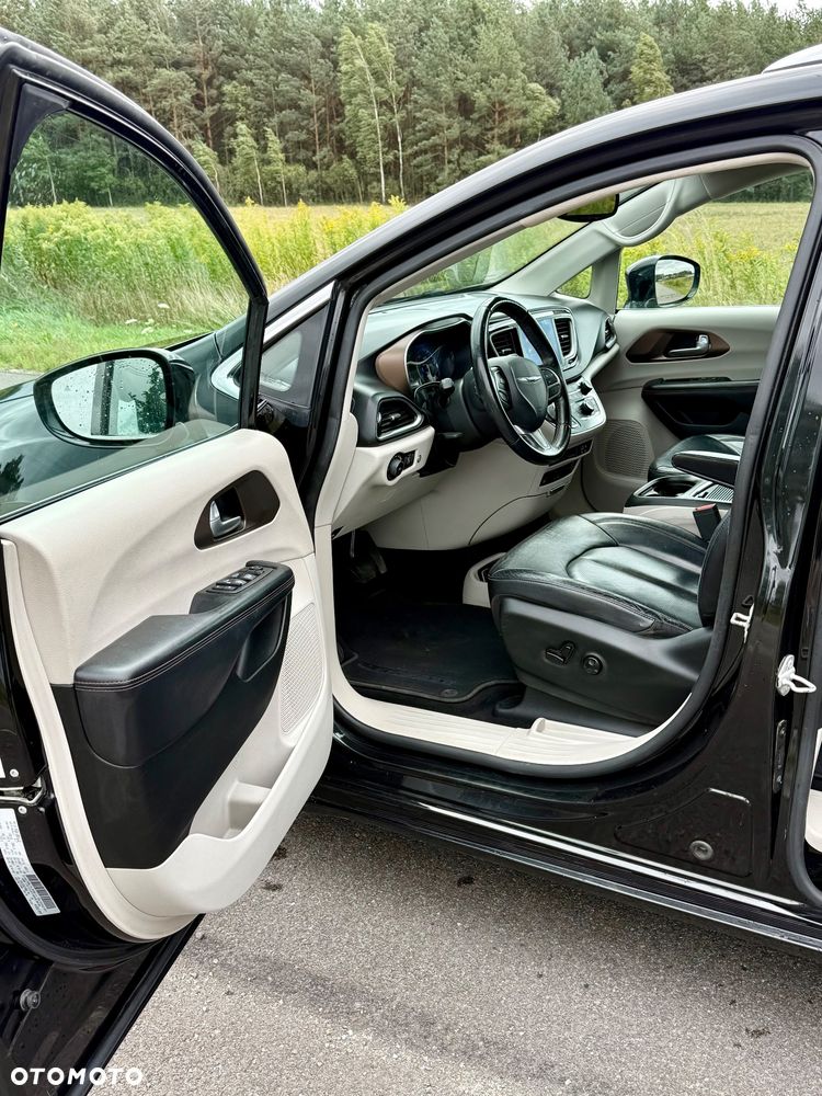 Chrysler Pacifica - 12