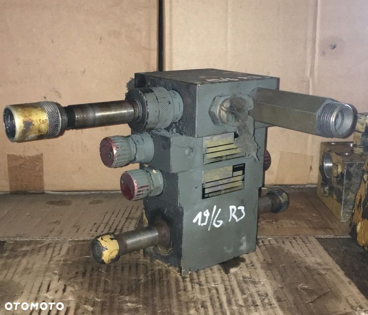 Rozdzielacz z koparki EDER M 805 - 1