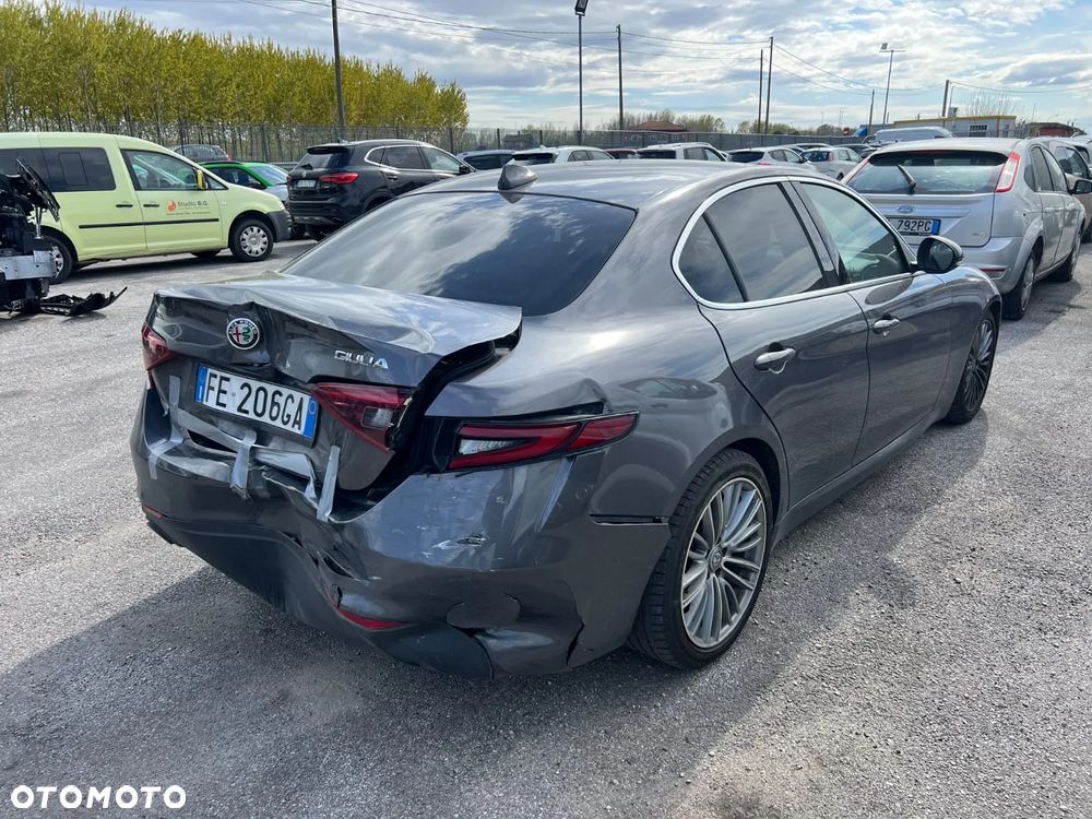 Alfa Romeo Giulia 2.2 - 6