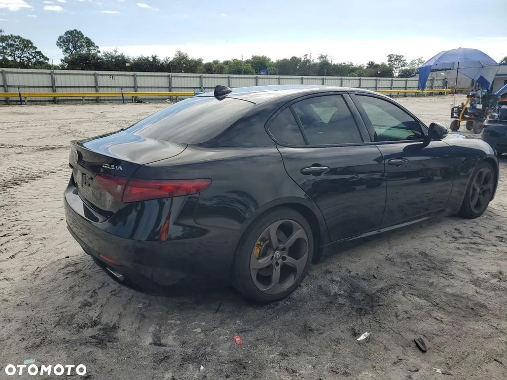 Alfa Romeo Giulia 2.0 Turbo 16V AT8-Q4 Ti - 4