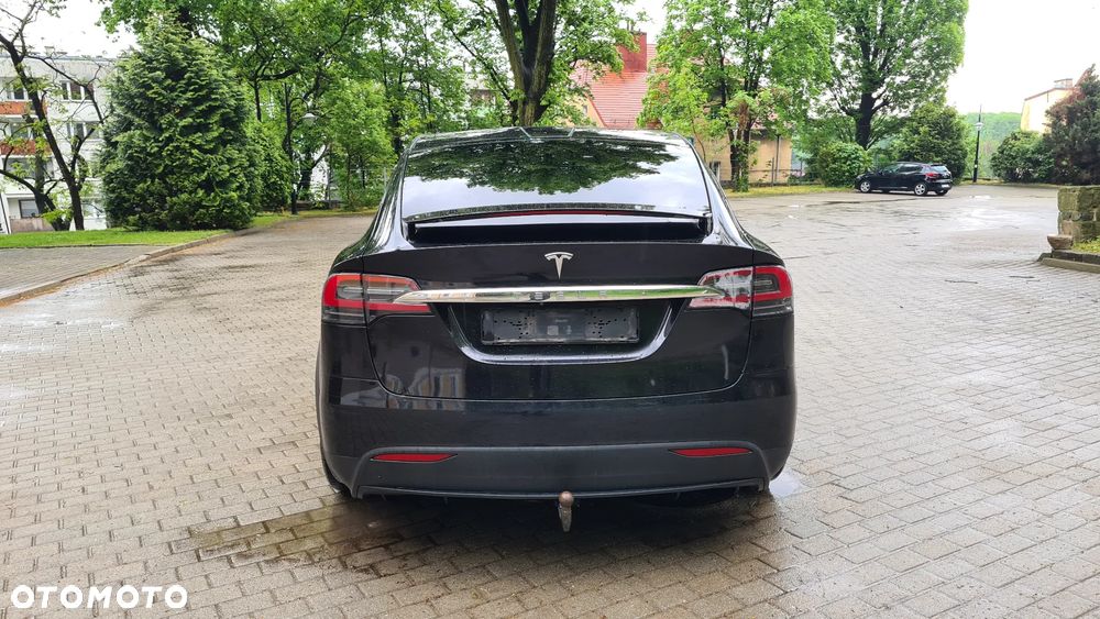 Tesla Model X - 10