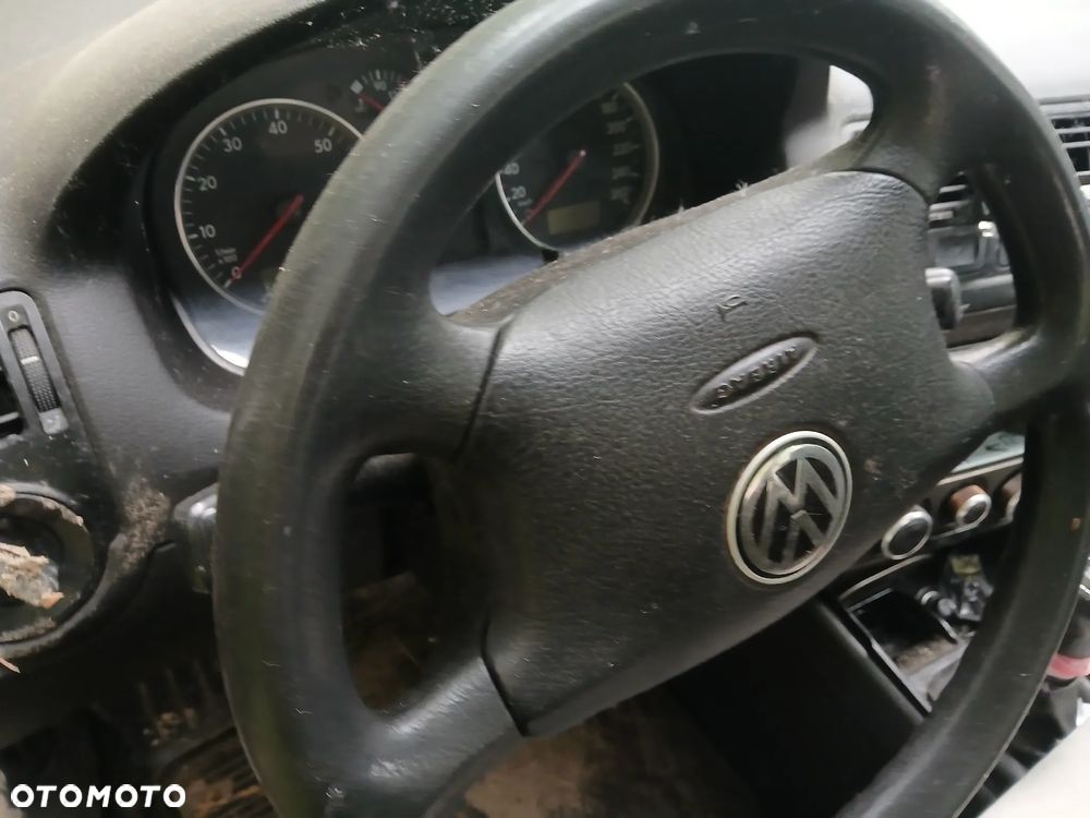 volkswagen bora LB7Z fotel fotele kanapa deska kokpit podsufitka boczek boczki klamka podłokietnik - 3