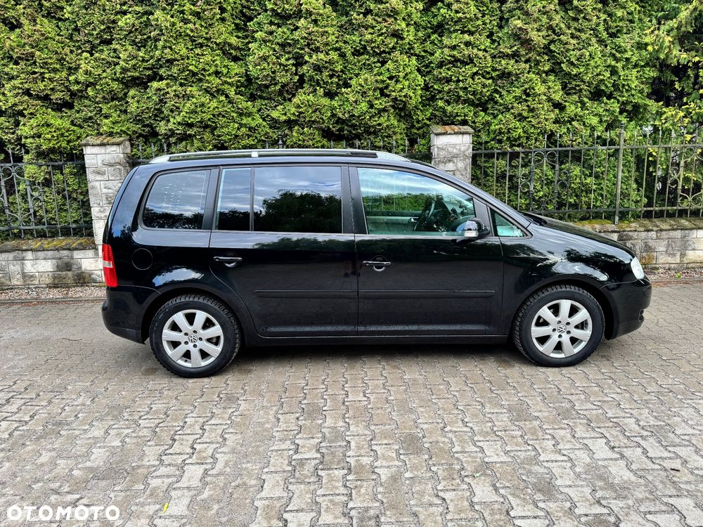 Volkswagen Touran 1.9 TDI Conceptline DSG - 11