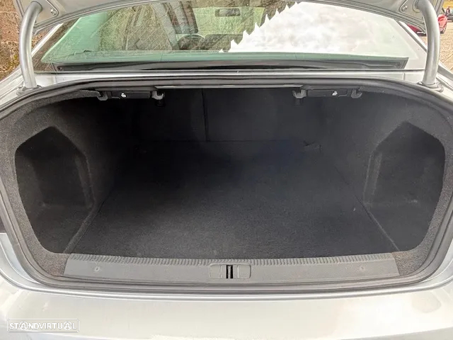VW Passat 1.6 TDI BlueMotion - 34
