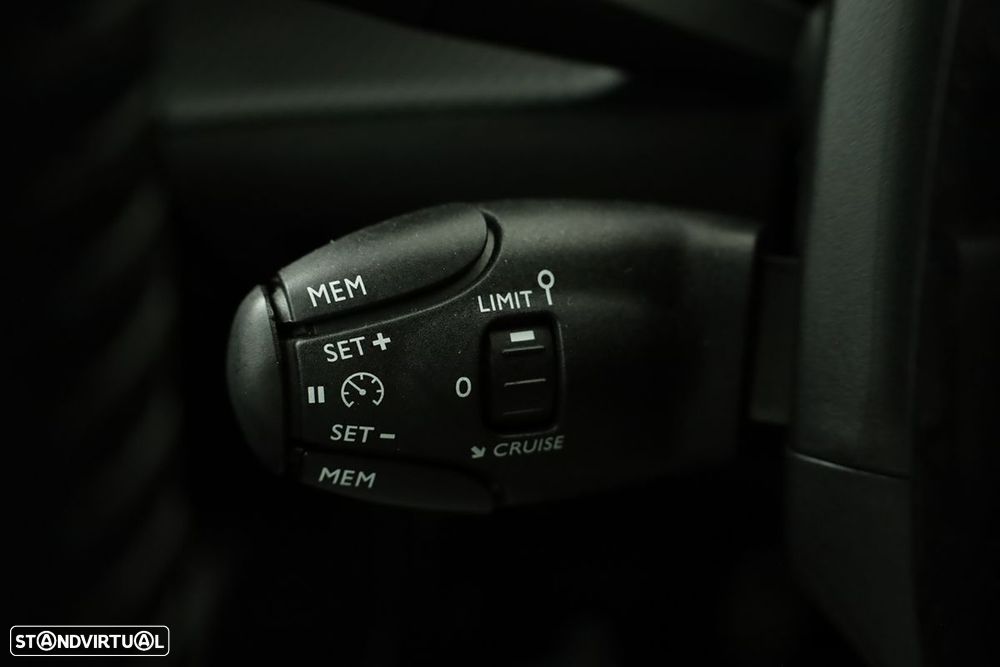 Peugeot 2008 1.2 PureTech Allure - 17