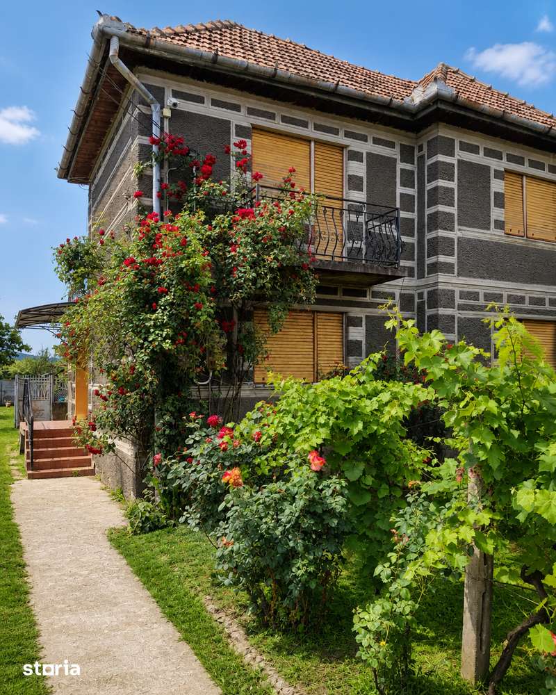 Casă cu anexe și teren 4.605 mp, front 36 m - posibil 2 locuri de casă