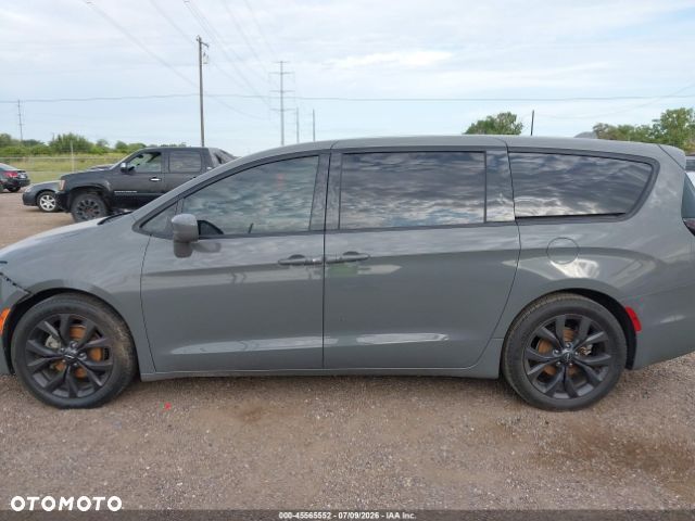 Chrysler Pacifica - 11