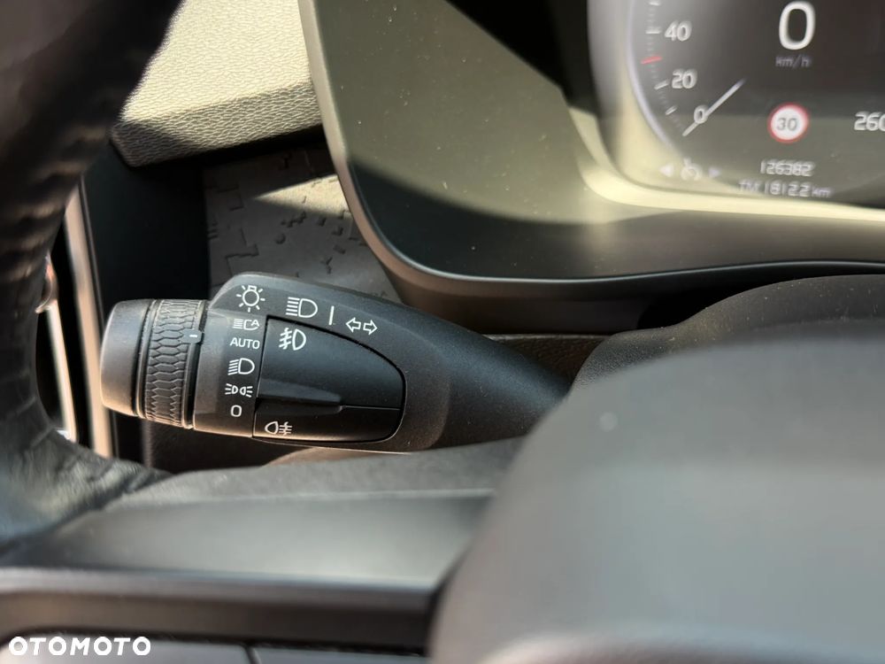 Volvo XC 40 T3 Momentum - 28