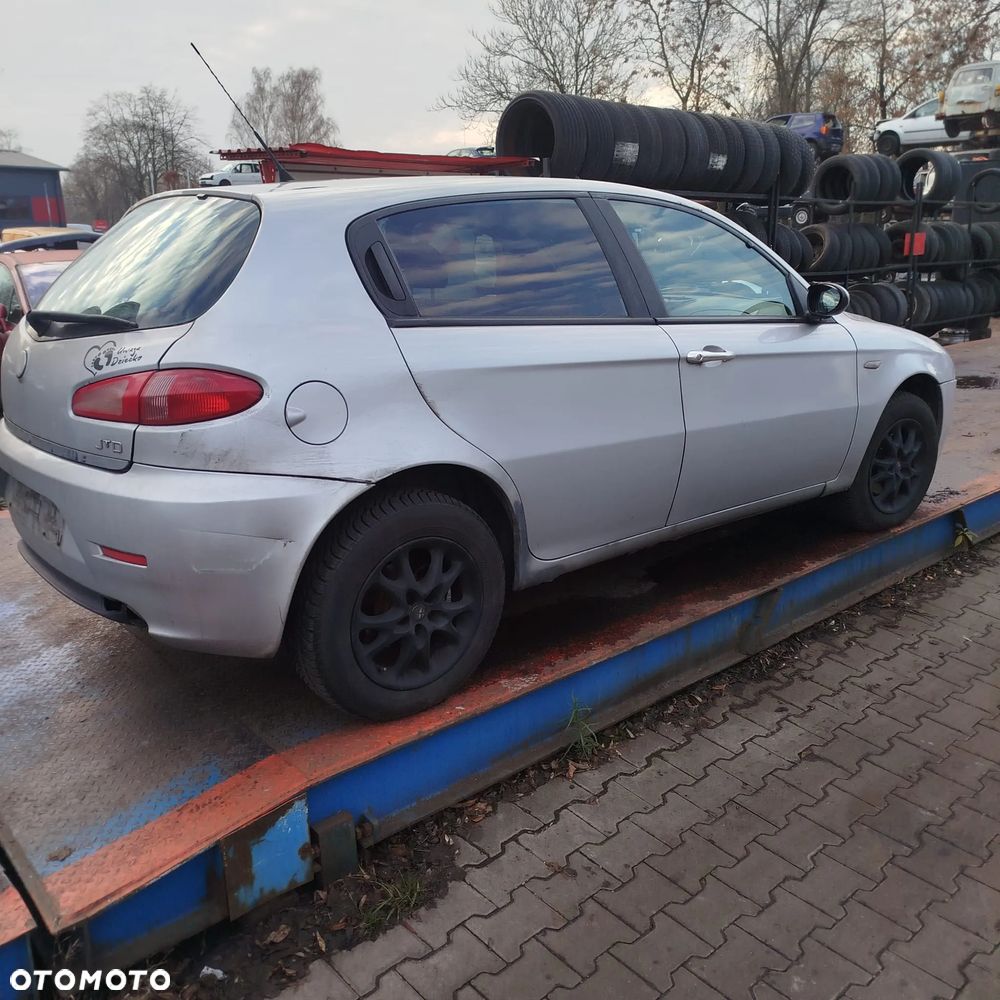 Alfa Romeo  147 na części . - 8