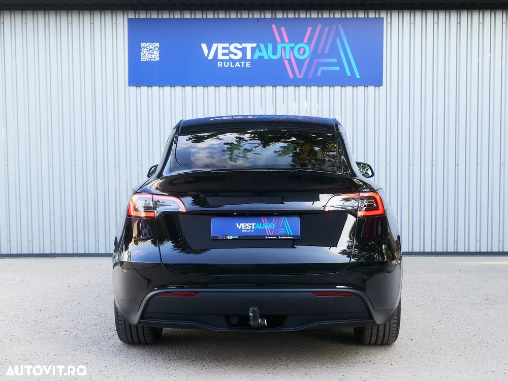 Tesla Model Y - 8