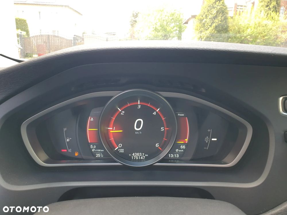 Volvo V40 D2 R Design - 9