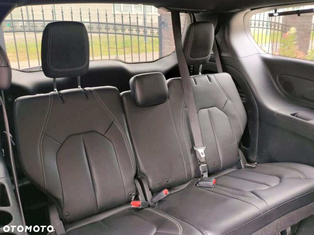 Chrysler Pacifica - 17