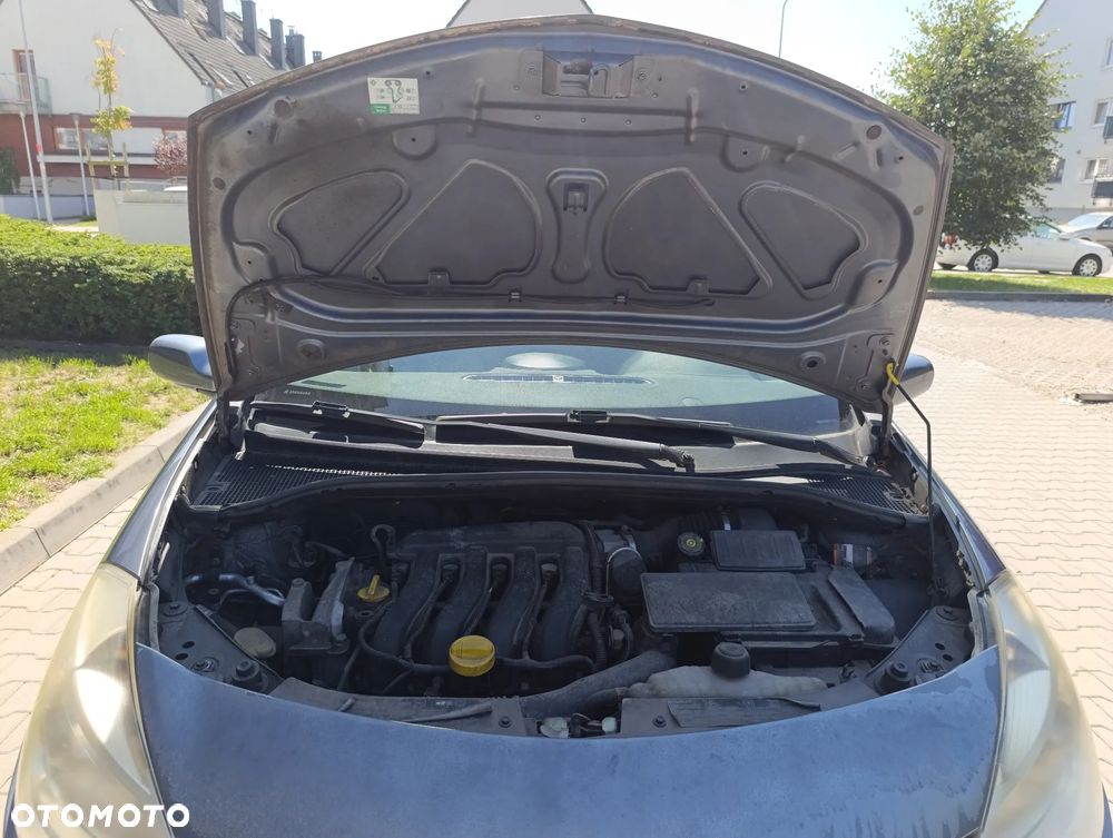 Renault Clio 1.4 16V Privilege - 11