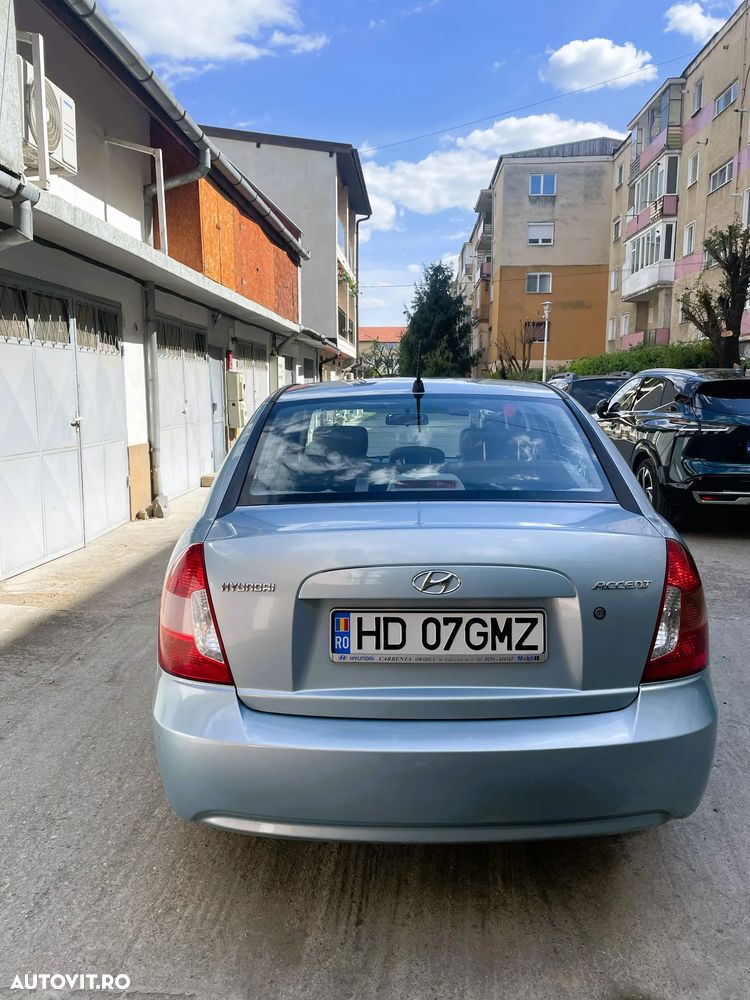 Hyundai Accent - 4