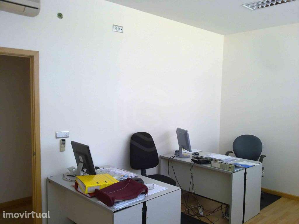 Escritório/armazém para venda em Mafamude, Vila Nova de Gaia - Grande imagem: 2/28