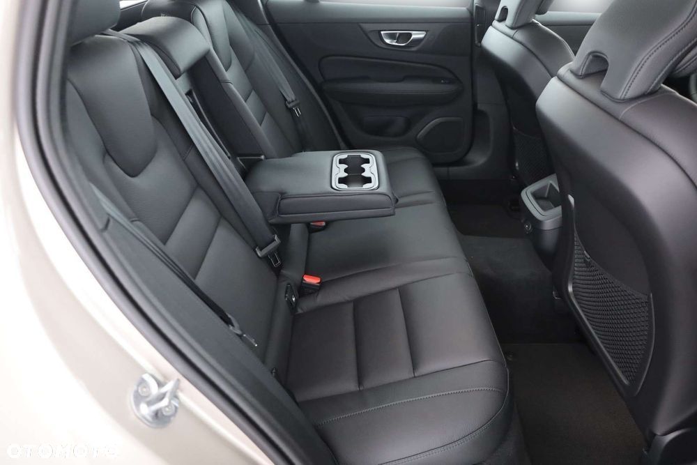 Volvo V60 B4 B Plus Dark - 11