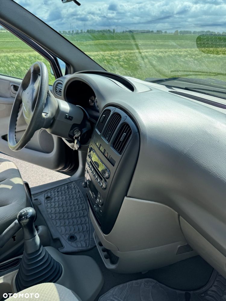 Chrysler Voyager 2.5 SE CRD - 11