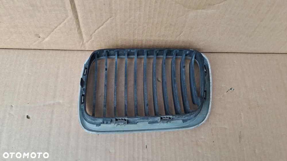 BMW E36 PRAWA KRATKA ATRAPA GRILL 51.13-8185802 - 2